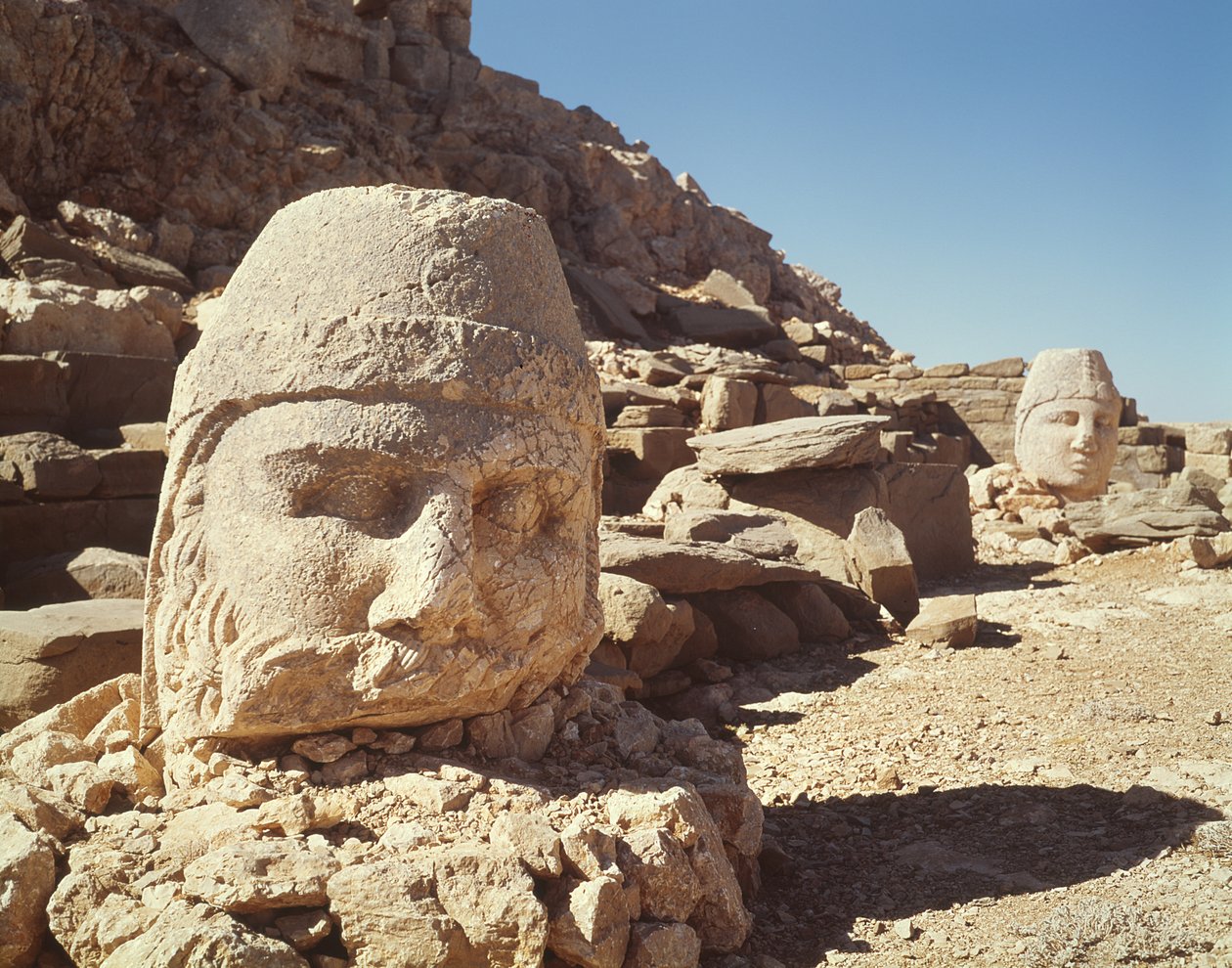 Cabeza colosal de Heracles y Antíoco de la terraza oeste de Greek