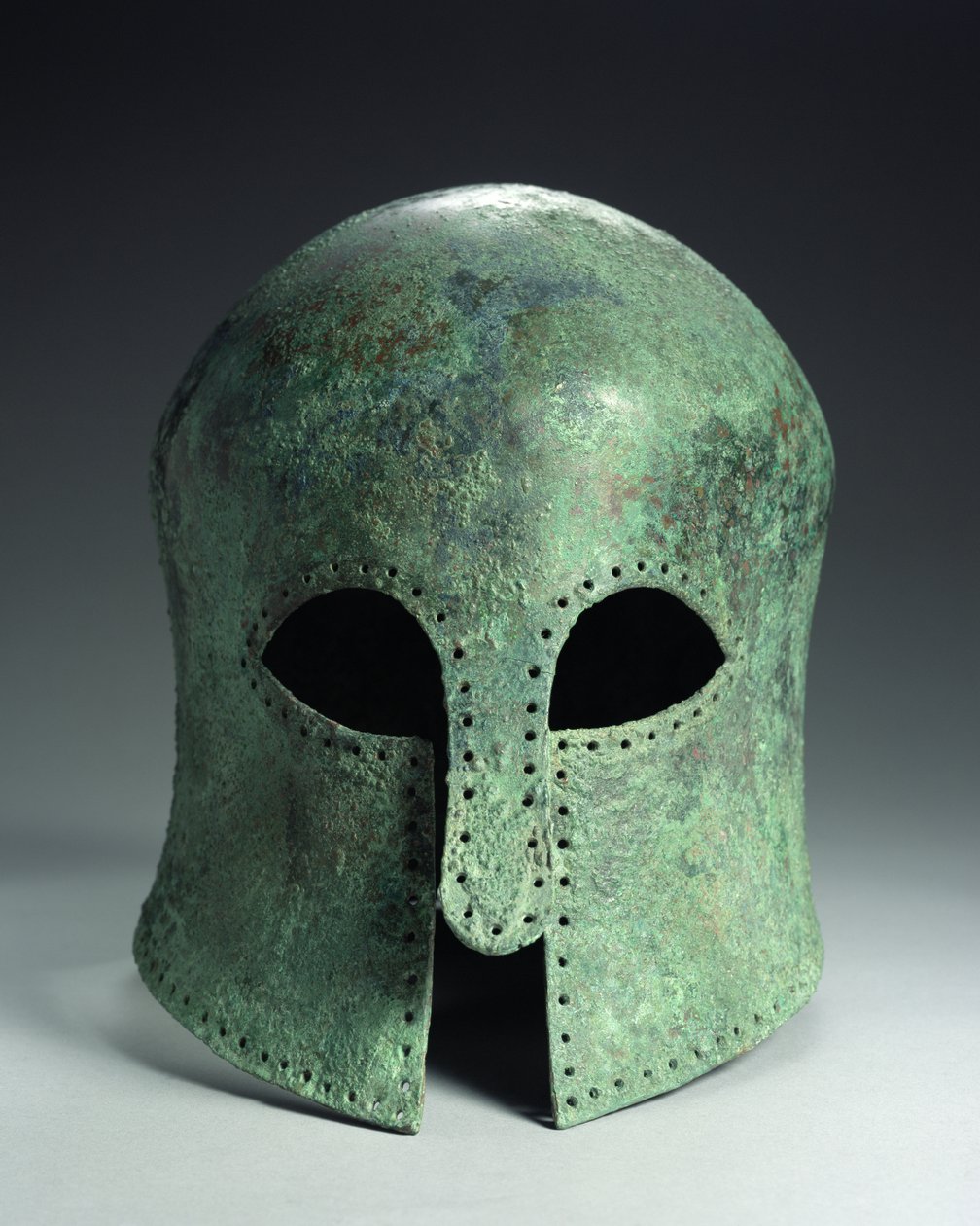 Casco corintio, finales del siglo VII a.C. (bronce) de Greek
