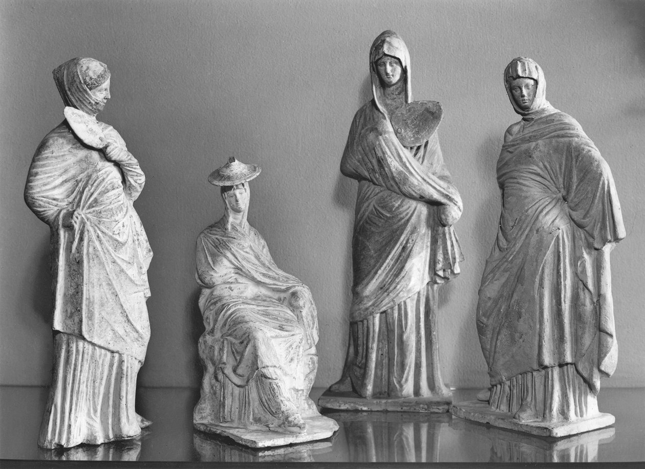 Grupo de mujeres vestidas, de Tanagra de Greek