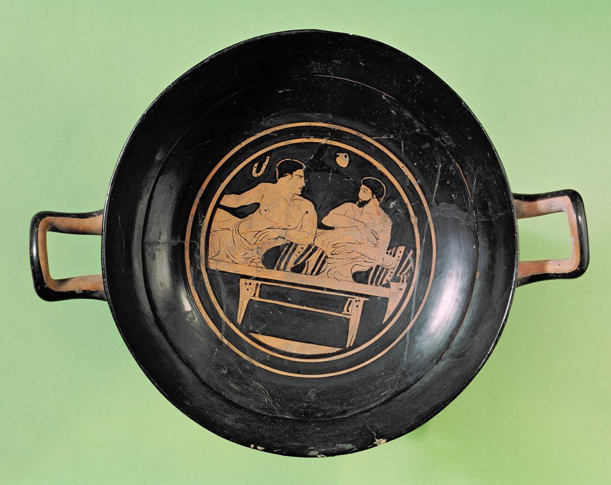 Vista interior de una copa de figura roja ático que representa a un hombre y un efebo en conversación, de Orvieto, c.420 a.C. (cerámica) de Greek