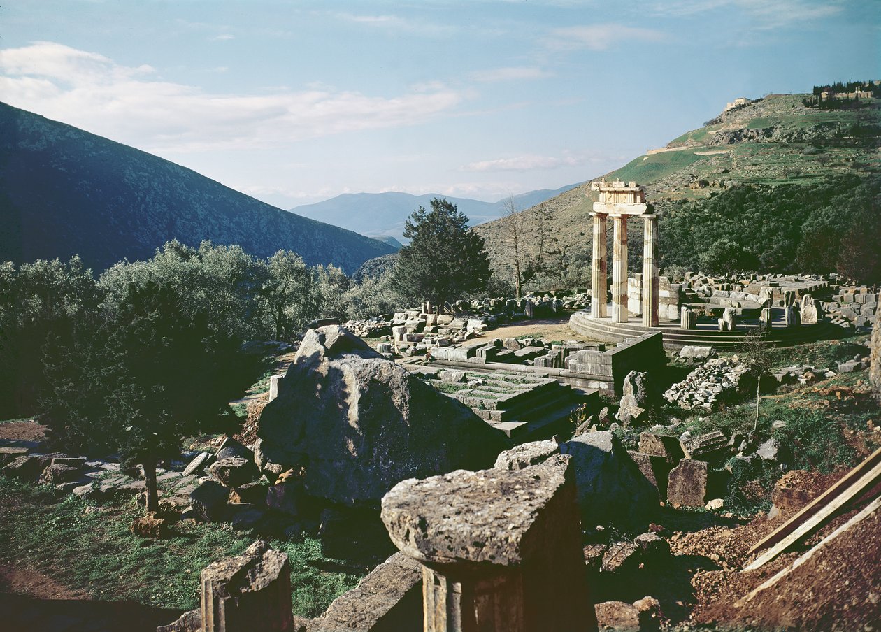 Vista panorámica del sitio con el templo tholos en el Santuario de Atenea Pronaia de Greek