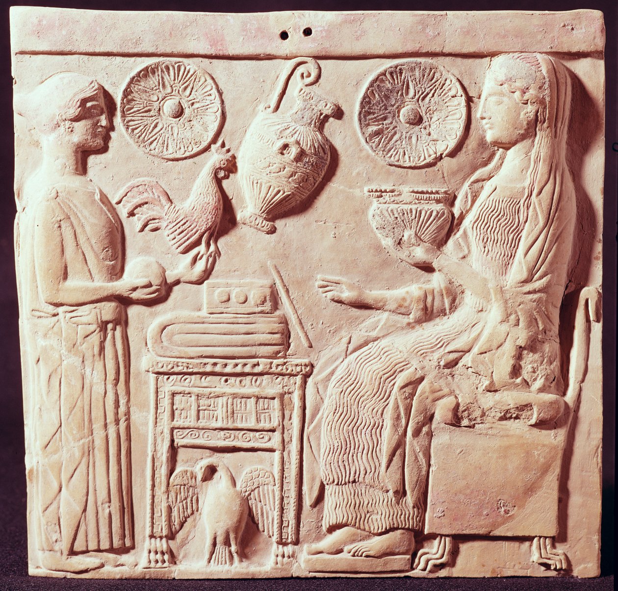 Placa que representa a una mujer ofreciendo regalos a una mujer sentada, de Locres, c.450 a.C. de Greek