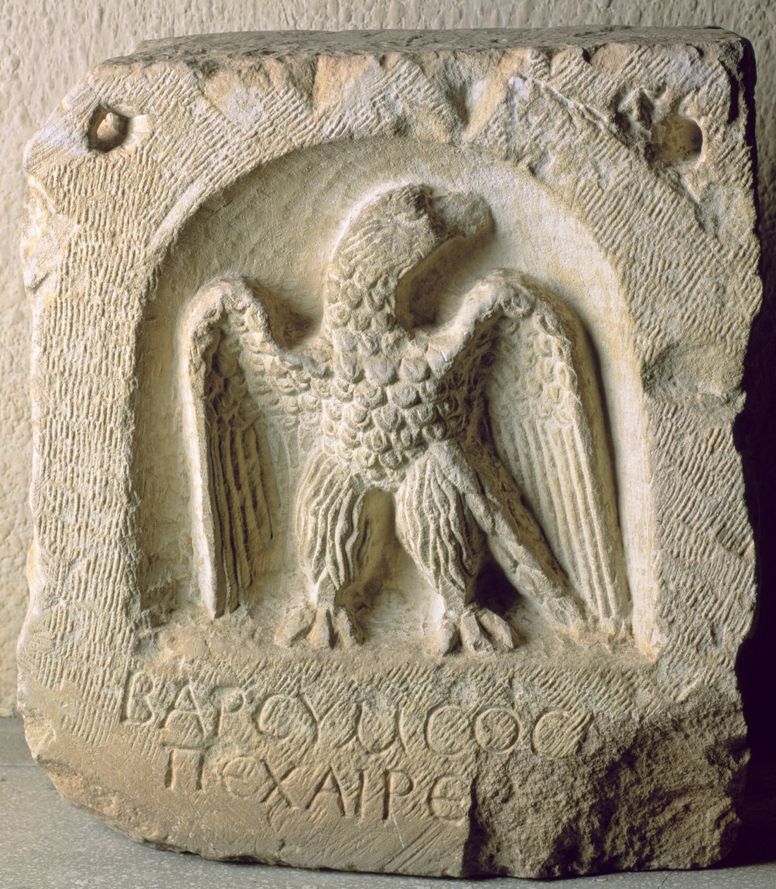 Lápida con la figura de un águila (piedra caliza) de Greek
