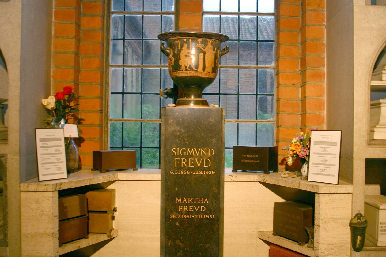 Urna que contiene las cenizas de Sigmund (1856-1939) y Martha Freud (1861-1951) en el Columbario de Greek