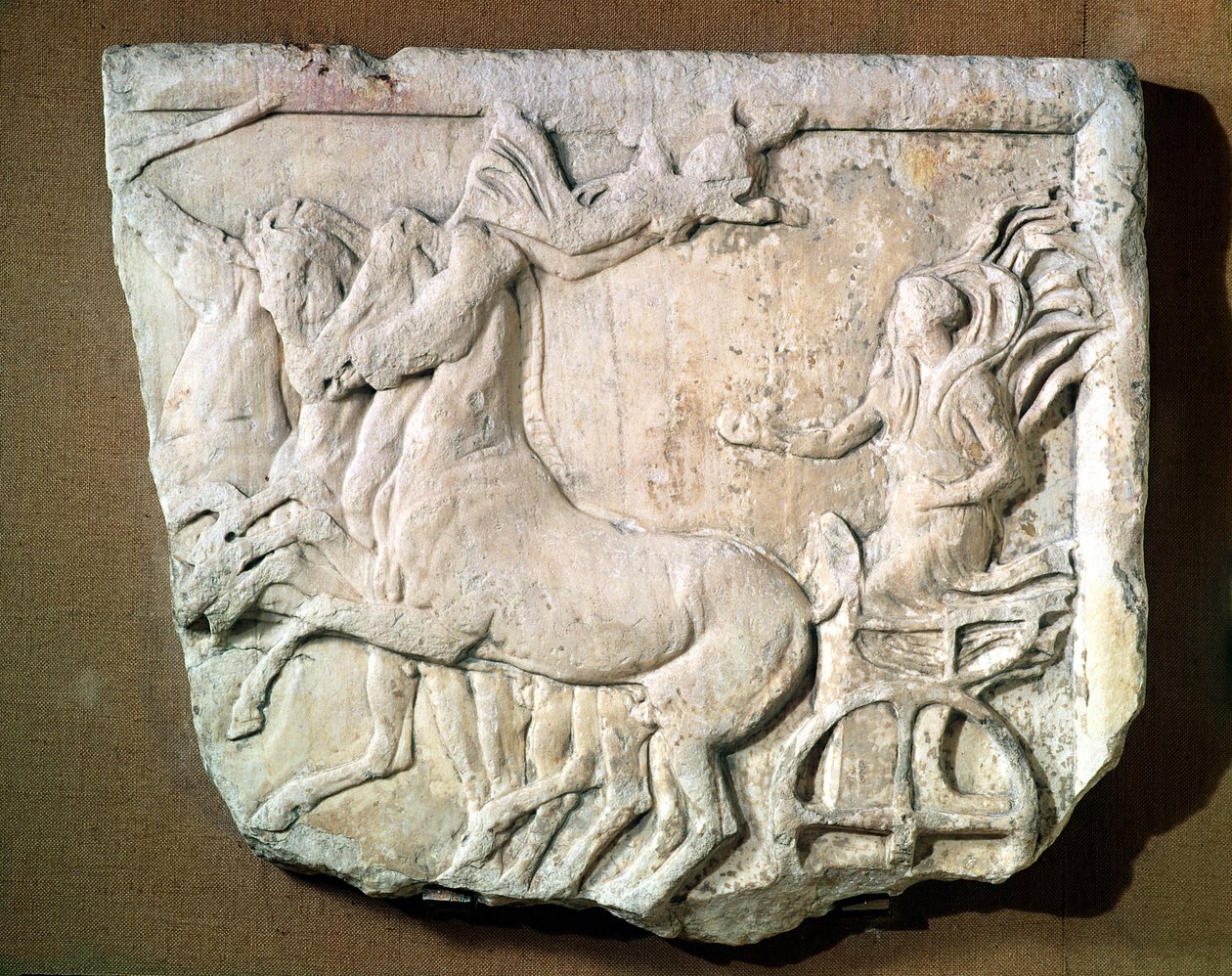 Relieve votivo que conmemora una victoria en la carrera de carros de cuatro caballos en los Juegos Panatenaicos de Greek