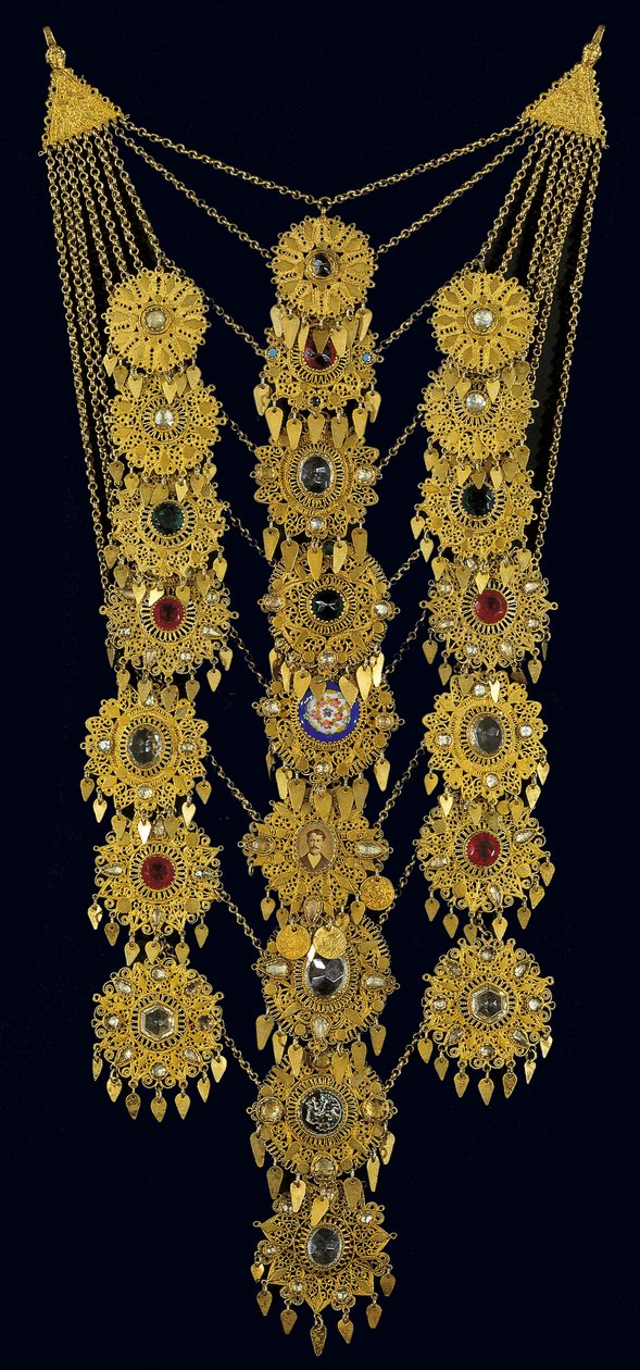 Ornamento pectoral de cadena usado por una novia, de Attiki de Greek School