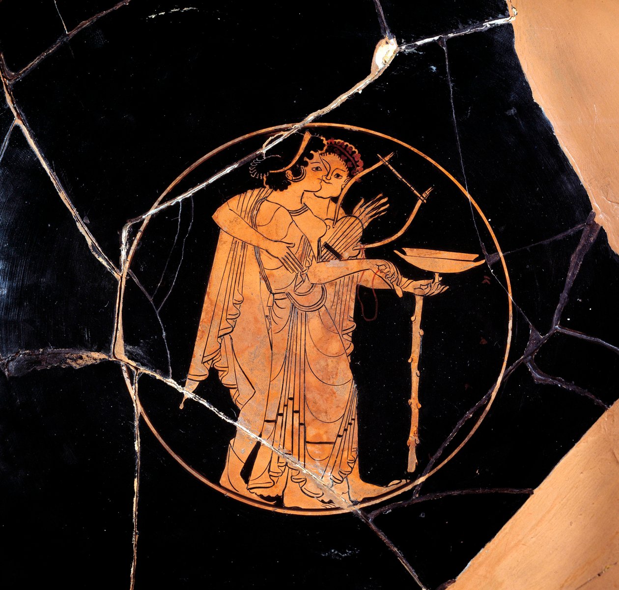 Grecia antigua: Copa con figuras rojas de Greek
