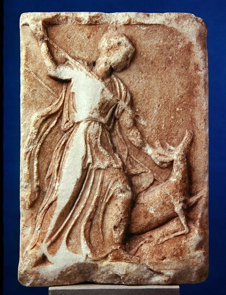 Artemisa cazando, c.410 a.C. (mármol) de Greek