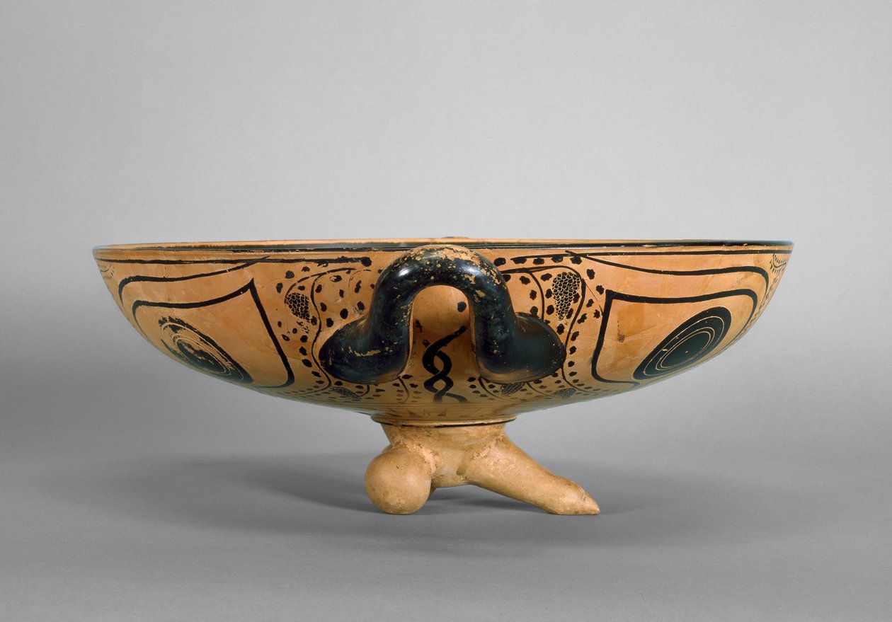 Copa de figuras negras áticas decorada con un tondo de cabeza de Gorgona rodeado por seis hombres reclinados en un simposio, al estilo del Pintor de Andócides, c.500 a.C. de Greek