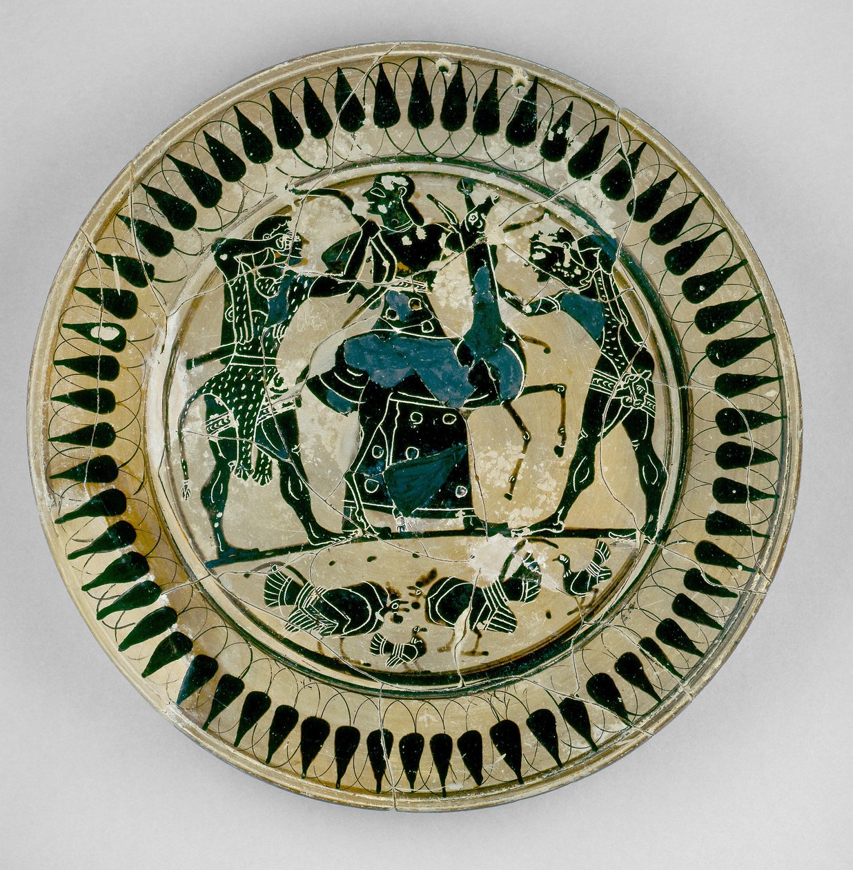 Plato de figuras negras ático decorado con una escena de Hércules y Apolo luchando por un ciervo y siendo separados por Artemisa, al estilo de Lydos, de Grecia, c.560 a.C. de Greek
