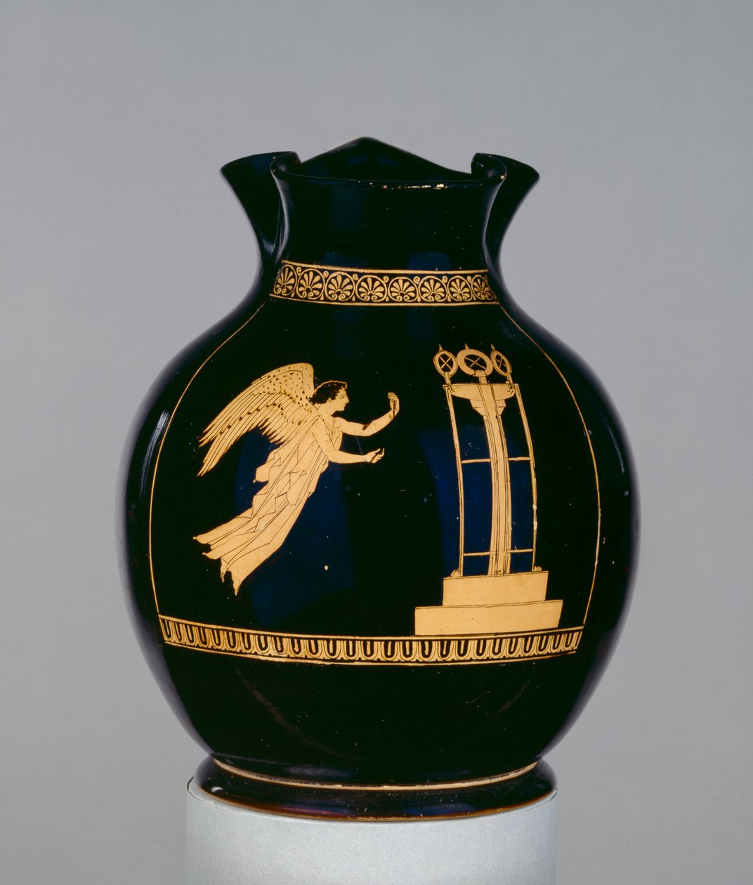 Oinochoe de figuras rojas del ático decorado con la escena de una Nike alada volando con una cinta hacia un trípode, cerca del Pintor Calliope, de Nola, c.430 a.C. de Greek