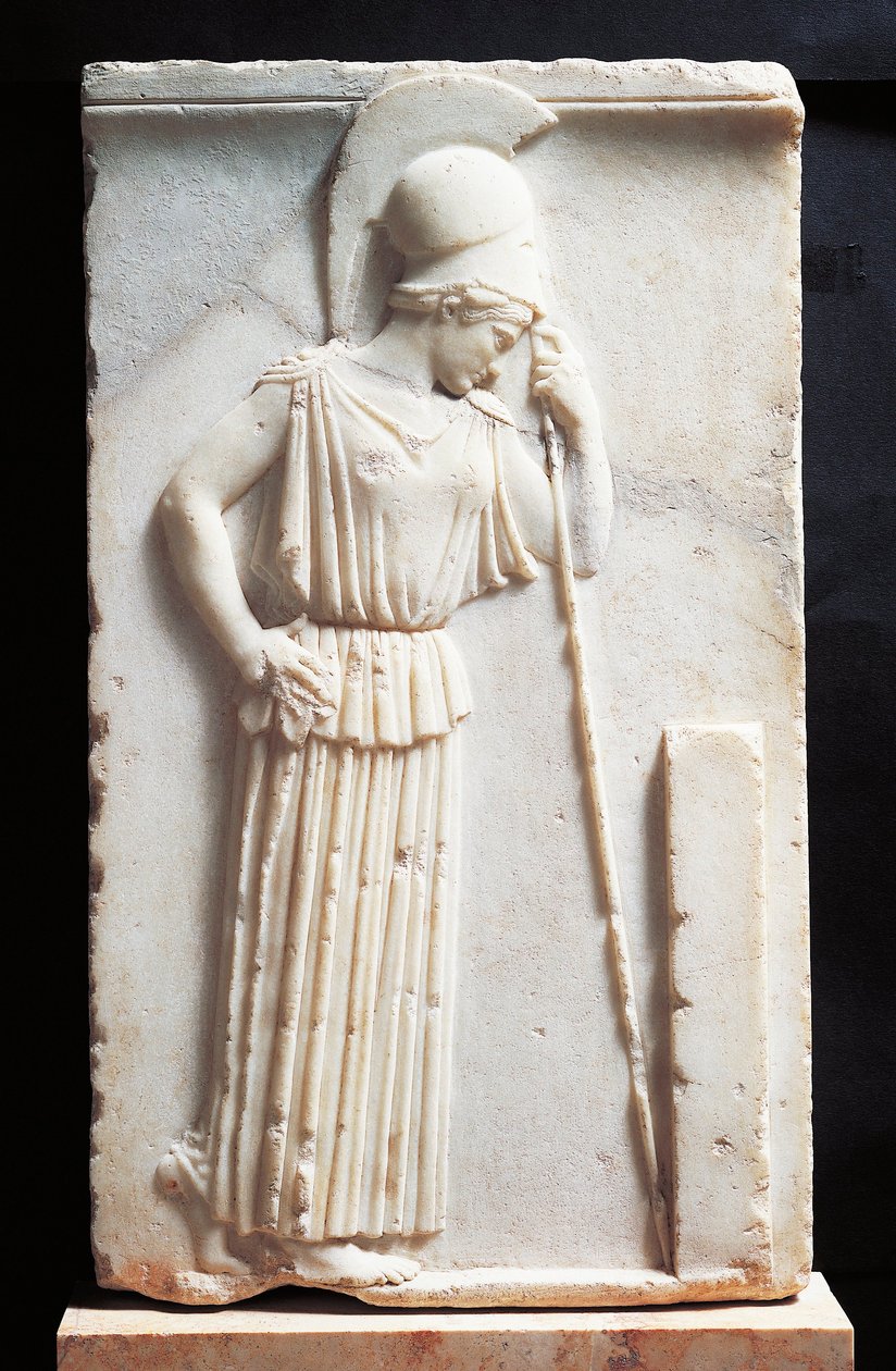 Bajorrelieve que representa a Atenea de luto frente a una estela de Greek