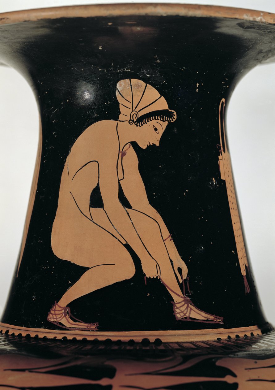 Mujer agachada atándose la sandalia (detalle) de Greek