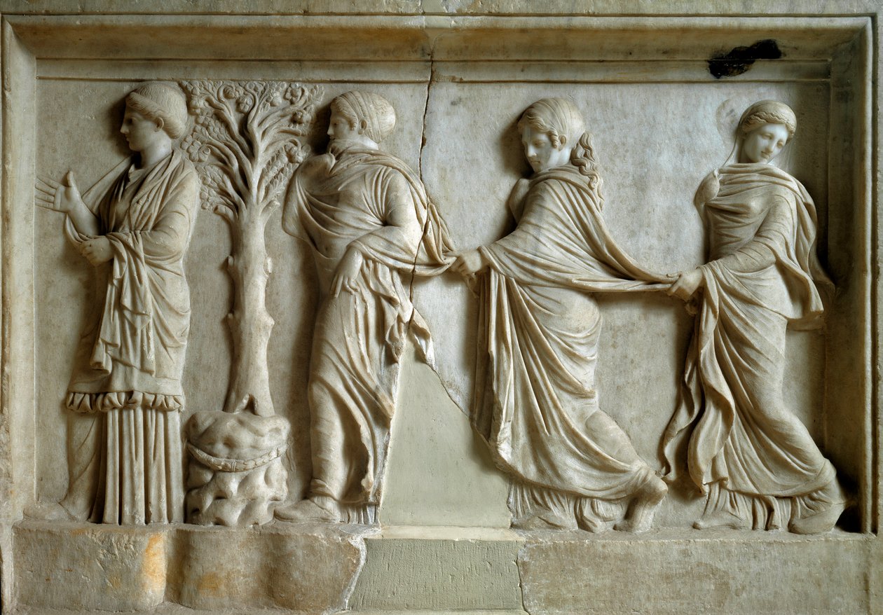 Arte griego: bajo relieve representando a tres ninfas siguiendo a una joven. Siglo II a.C. Atenas, Museo del Pireo de Greek