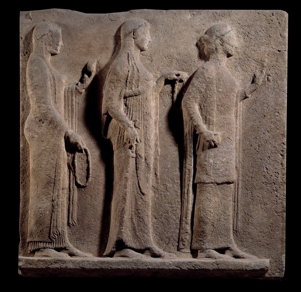 Arte griego: placa del paso de los Theores: cara que representa las gracias. Bajo relieve de mármol de la isla de Thasos en Grecia. 480 a.C. París, Museo del Louvre de Greek