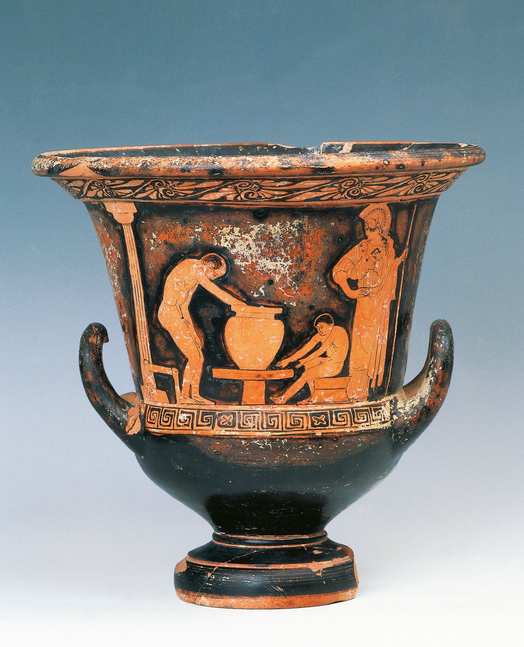 Crátera que muestra escena de alfarero trabajando bajo la mirada de Atenea, cerámica de figuras rojas de Sicilia, Italia, Magna Grecia, siglo V a.C. de Greek