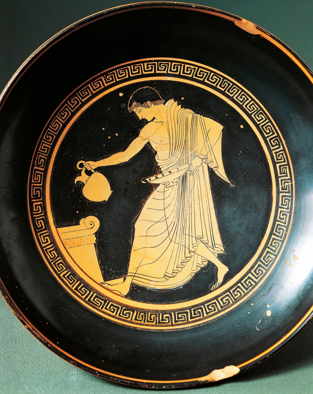 Kylix de Douris que representa a un joven cerca de un altar, siglo VI a.C. de Greek