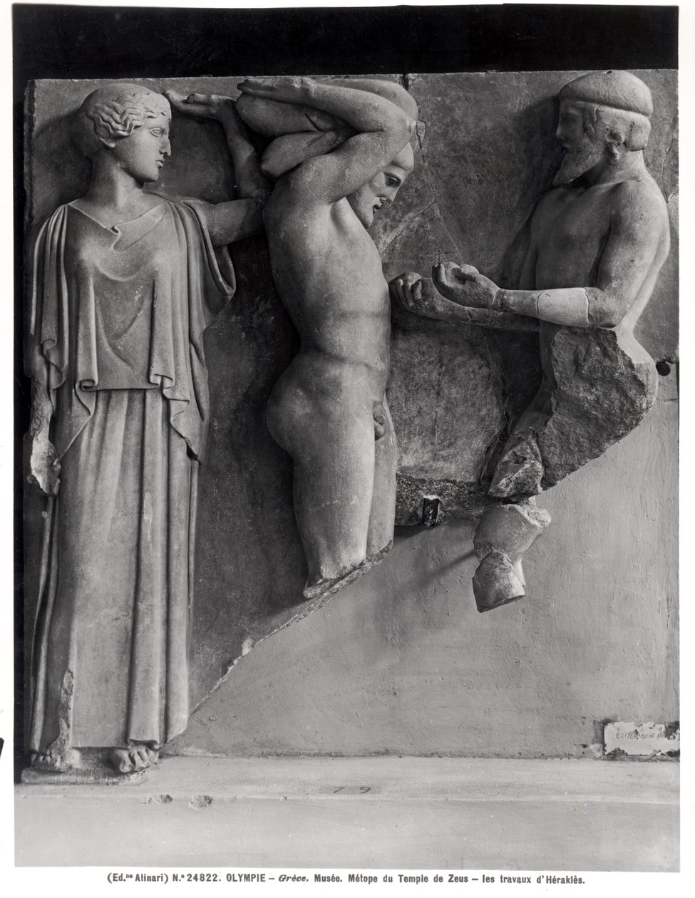 Metope X del Templo de Zeus que representa a Hércules recibiendo las manzanas doradas de las Hespérides de la mano de Atlas, mientras Minerva descansa un cojín en su cabeza de Greek