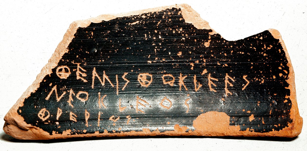Ostrakon, fragmentos de cerámica utilizados como votos durante los procedimientos de ostracismo en la Antigua Grecia. 480 a.C. Atenas. Museo del Ágora de Greek