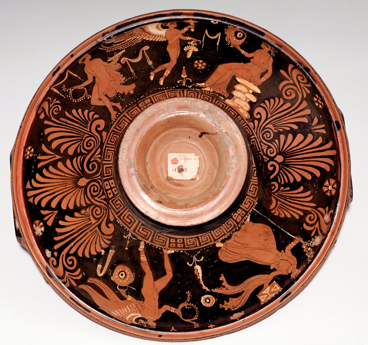 Patera con ménade y Eros (terracota, 325-300 a.C.) de Greek