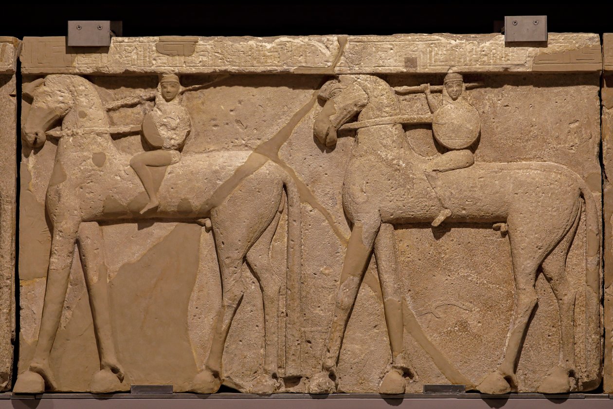 Friso de piedra de Poros que representa una procesión de jinetes. Siglo VII a.C. de Greek