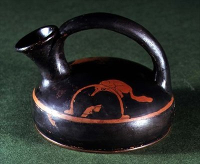 Ático de figura roja decorado con un zorro en una trampa de Greek
