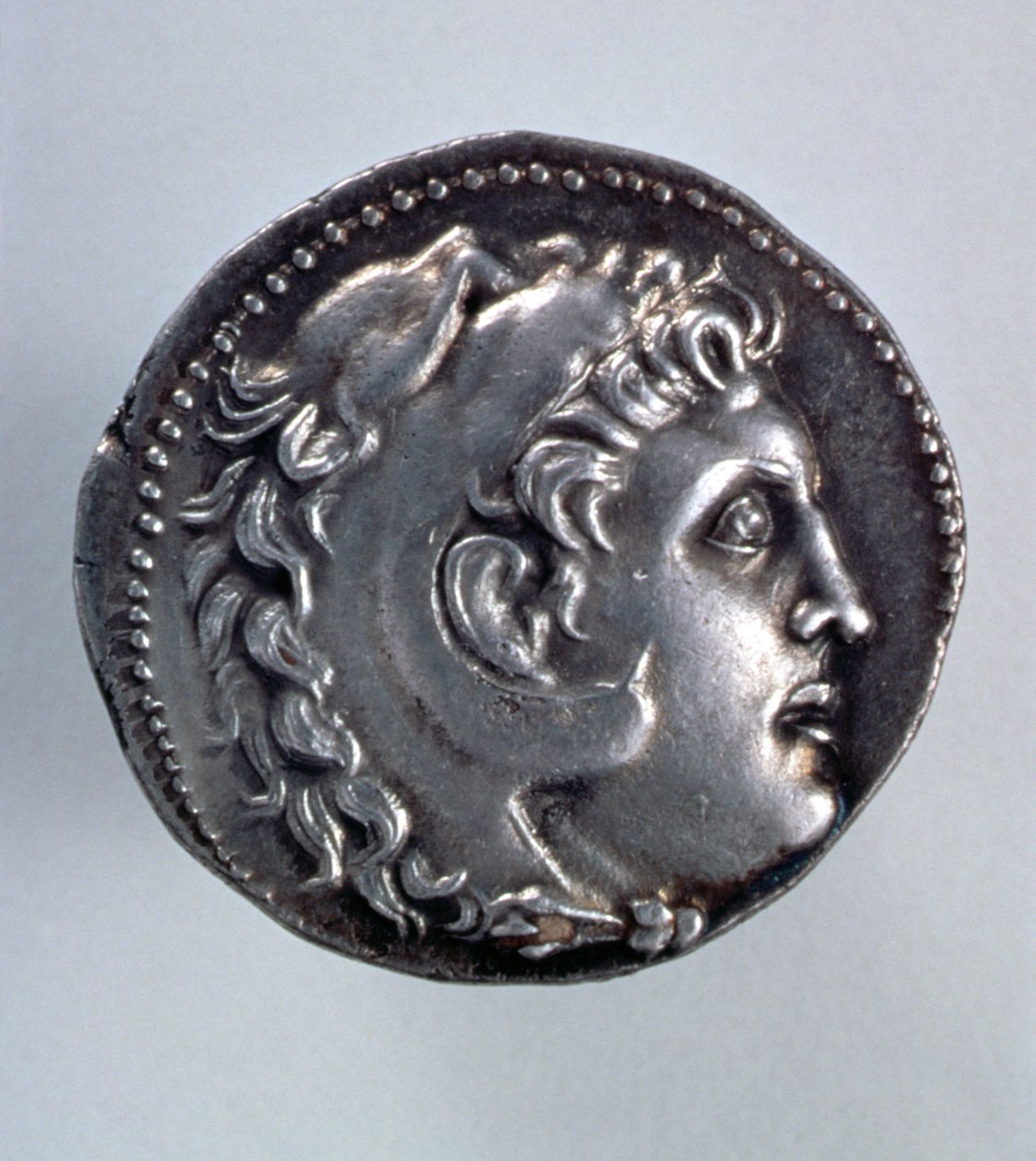 Tetradracma de Alejandro Magno mostrando la cabeza de Heracles con una piel de león de Greek School