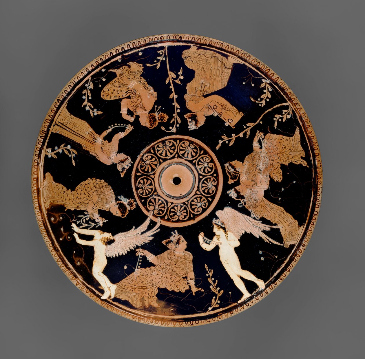 Ática de figuras rojas Pyxis, (detalle) de la tapa decorada con mujeres sosteniendo amuletos de amor y collares, cercano al Pintor Medidias de Greek School