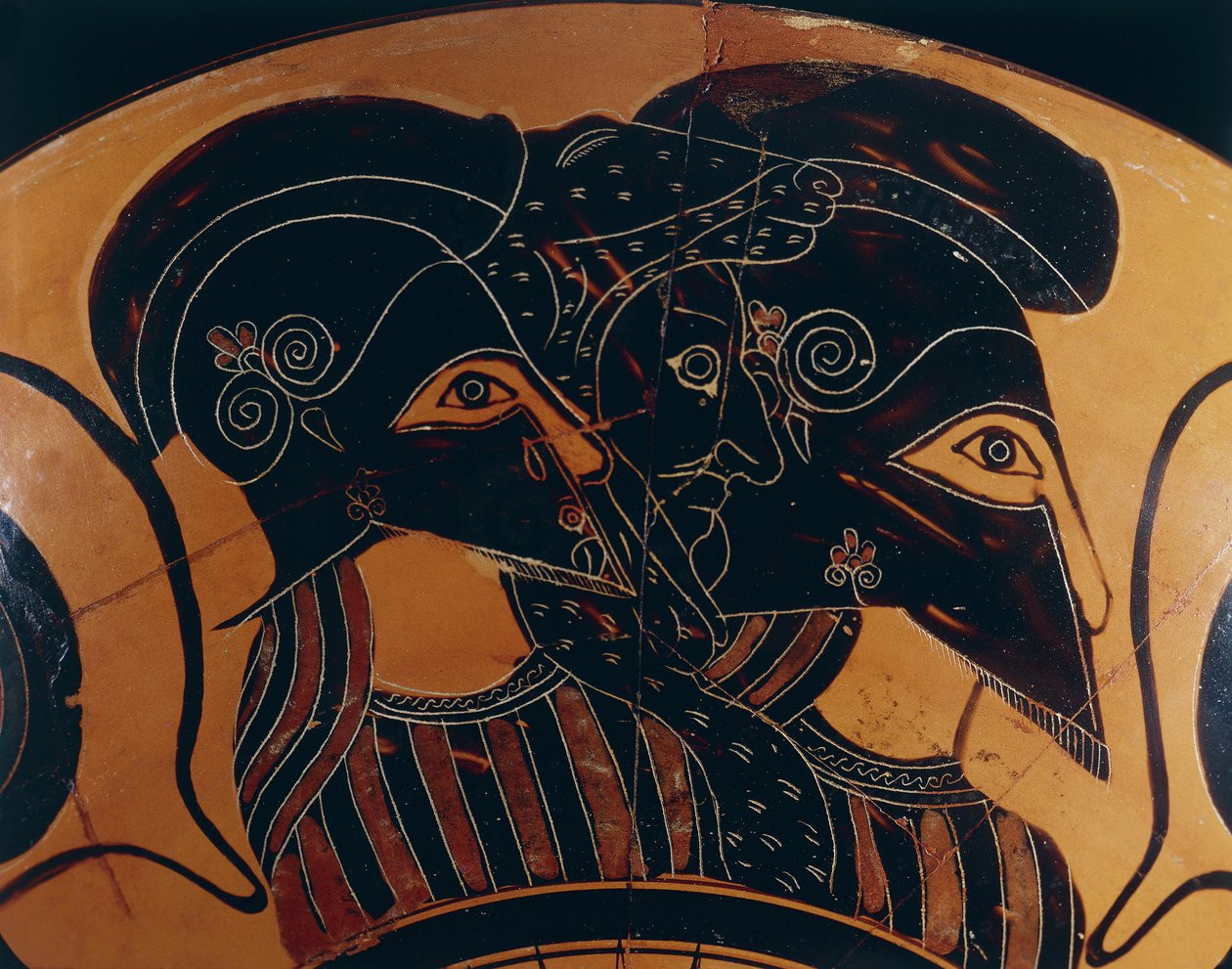 Detalle de un jarrón griego de figuras negras que representa a tres guerreros con cascos de Greek School
