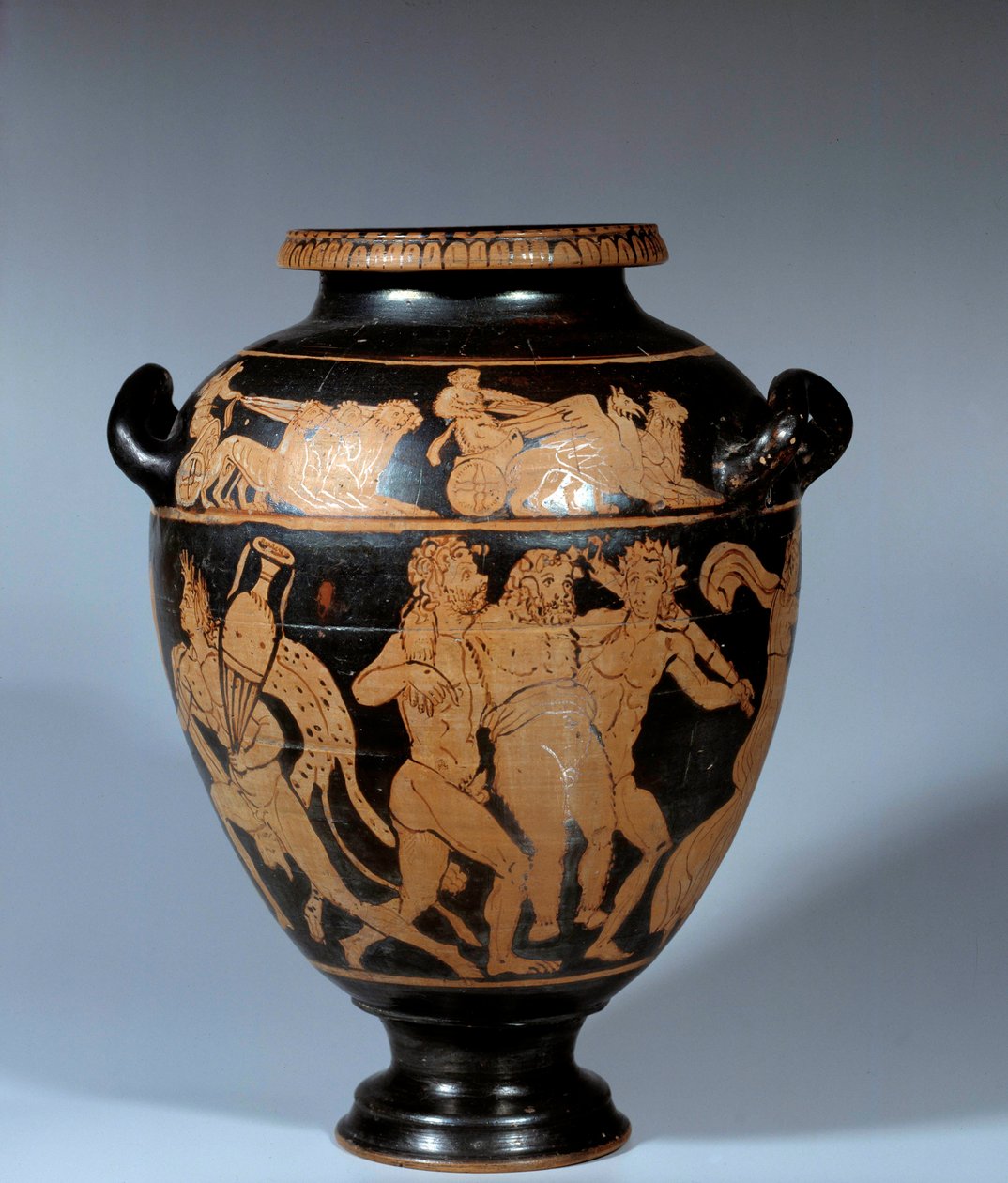 Arte griego: estamno ático en cerámica con figuras rojas. Escena dionisíaca de Greek School