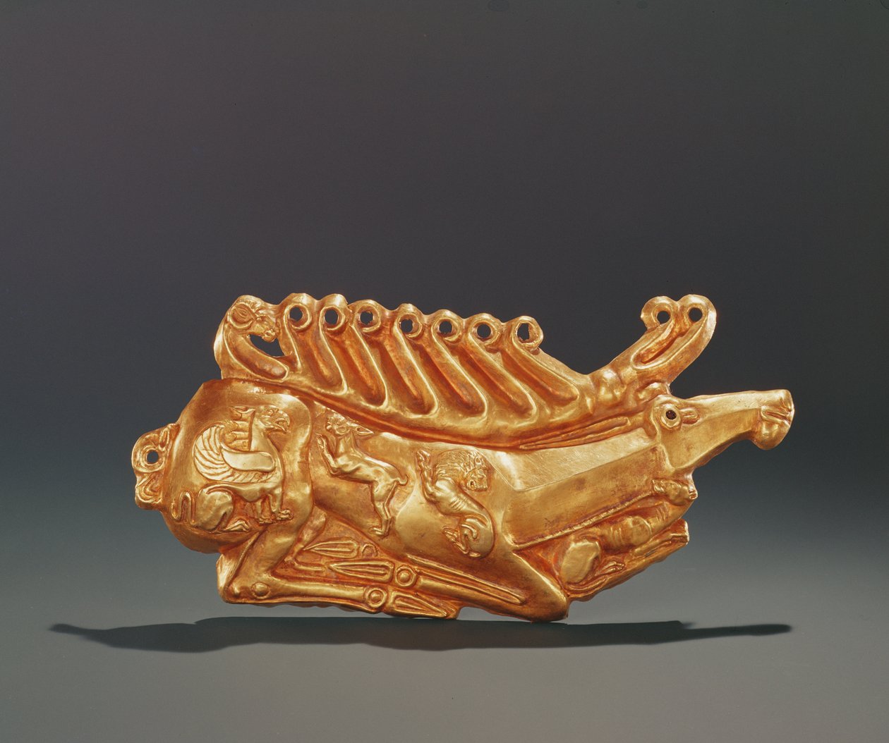 Ciervo recostado, decorado en el cuerpo con figuras de grifo alado, liebre, león, perro y cabeza de carnero de Greek School