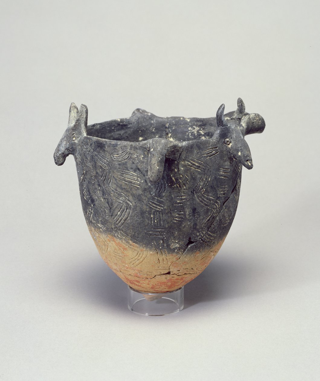 Cuenco de tulipán, con cabezas de toros, Chipre, 2400-2200 a.C. de Greek School