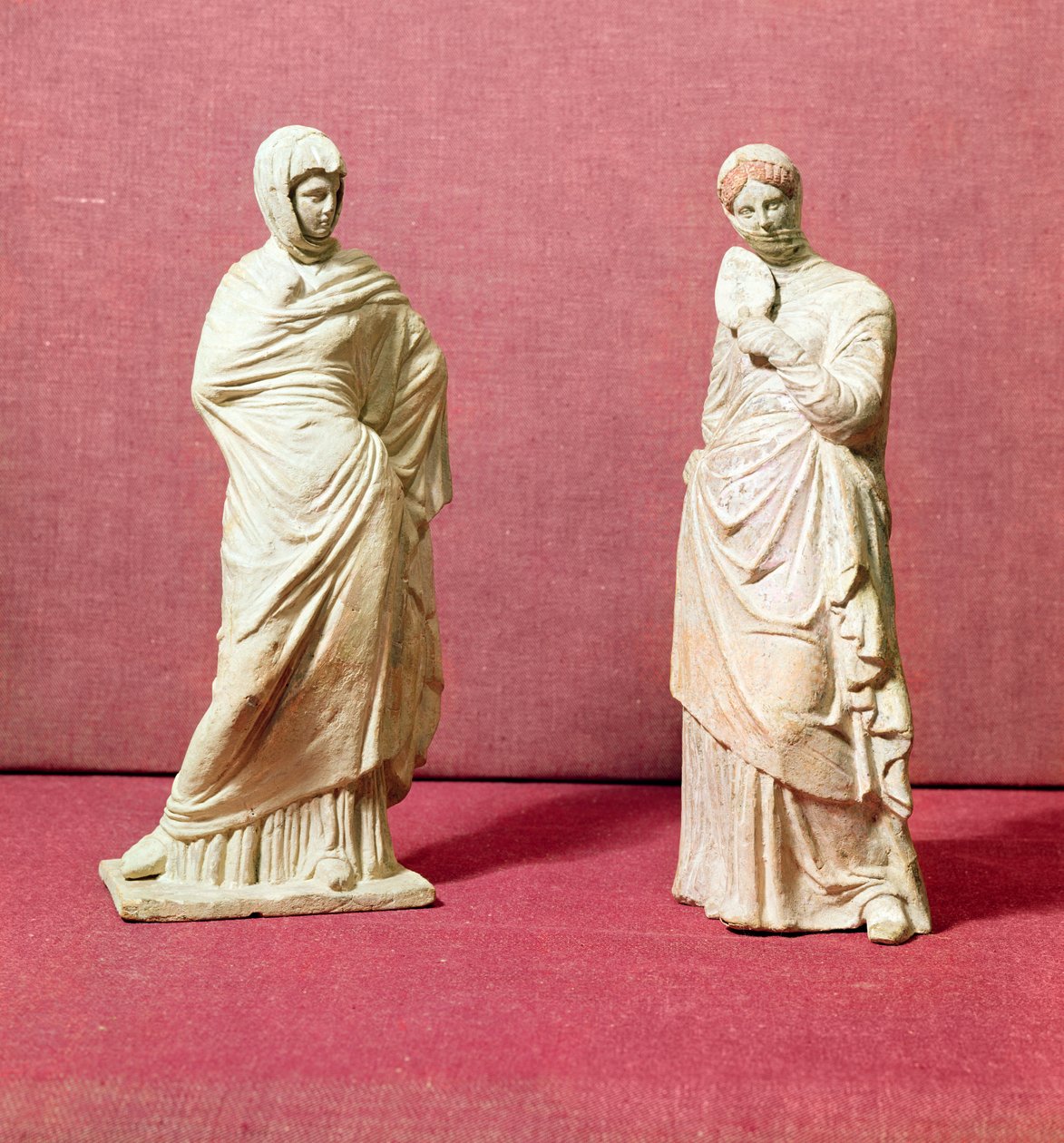 Dos estatuas de mujeres de pie, de Tanagra, c.350 a.C. de Greek School