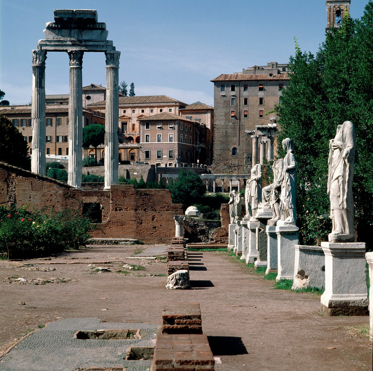 Foro Romano: estatuas de vestales. Casa de las vestales (Casa delle Vestali o Atrium Vestae). A la izquierda, el templo griego de los Dioscuros (o templo de Cástor y Pólux) (siglo V a.C.). Roma de Greek or Roman