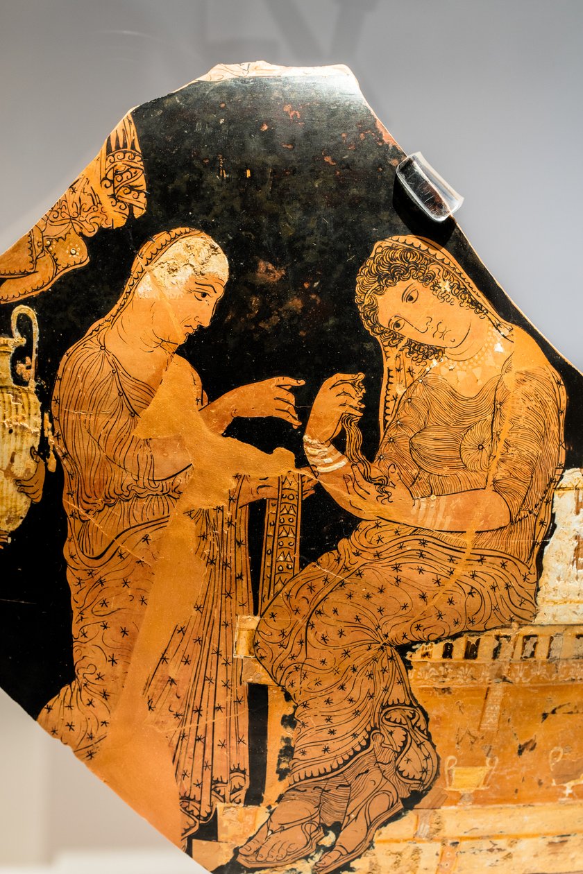 Electra y una doncella en la tumba de Agamenón (cerámica con reflejos amarillos y blancos) de Greek School