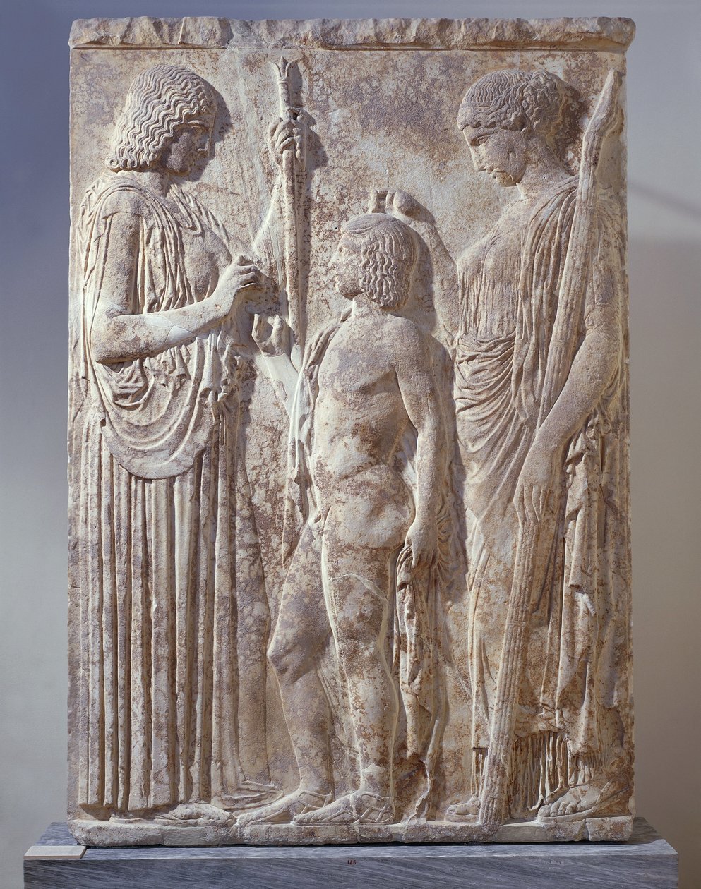 Bajorrelieve de mármol que representa la Tríada de los Misterios de Eleusis con Perséfone, Deméter y Triptólemo, procedente de Eleusis. de Greek School
