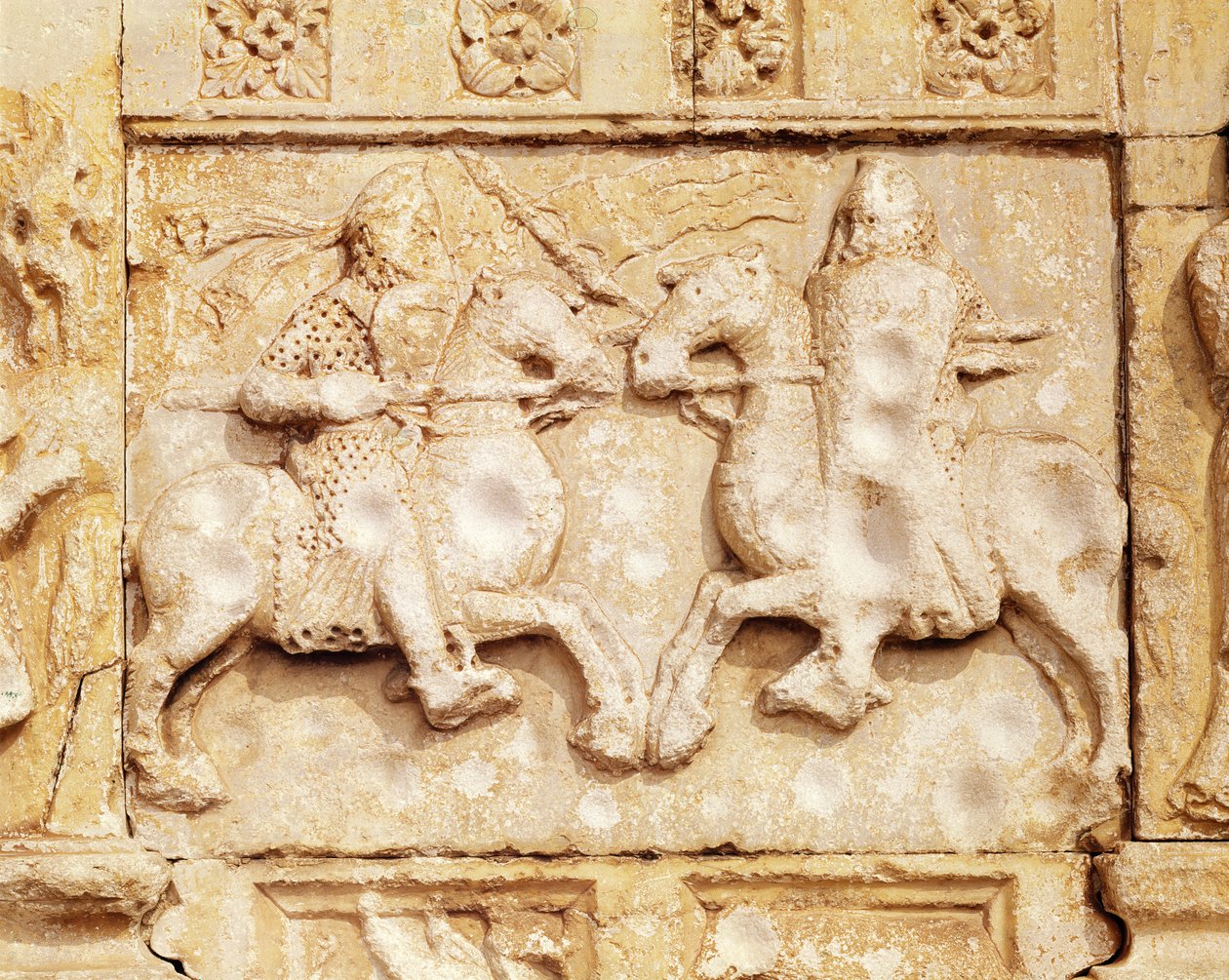 Dos caballeros en combate, relieve del lado izquierdo del portal principal de Guglielmo