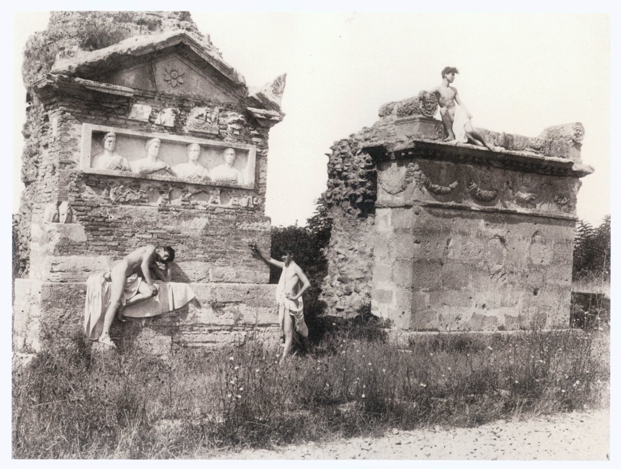 Niños entre tumbas (foto) de Guglielmo (1852 1930) Plüschow