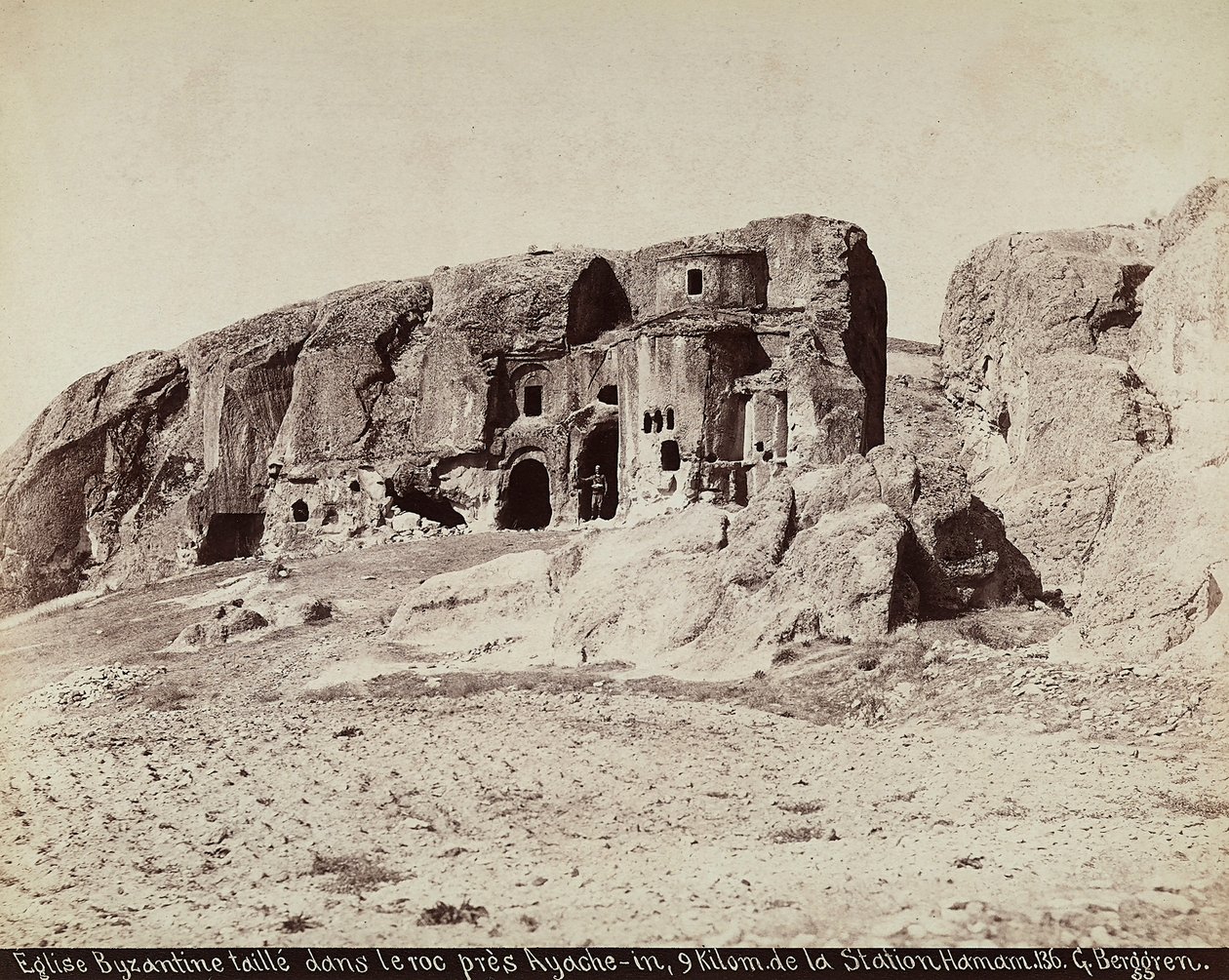 Una iglesia bizantina tallada en la roca, ubicada cerca de Ayache-in, en las afueras de la Estación Hamam, Turquía de Guillaume Berggren