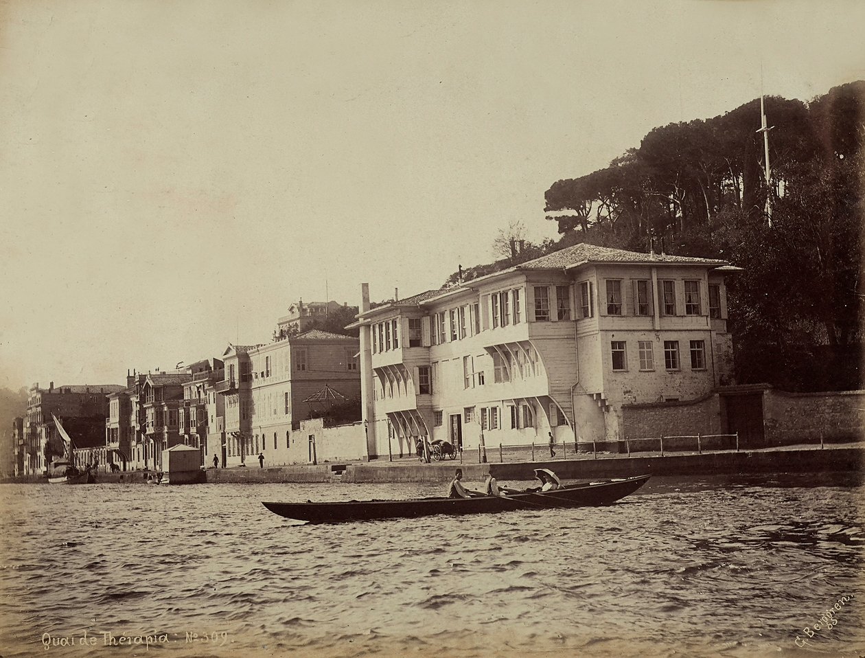 Edificios a lo largo de la Bahía de Tarabya, en el Mar de Mármara, Turquía de Guillaume Berggren