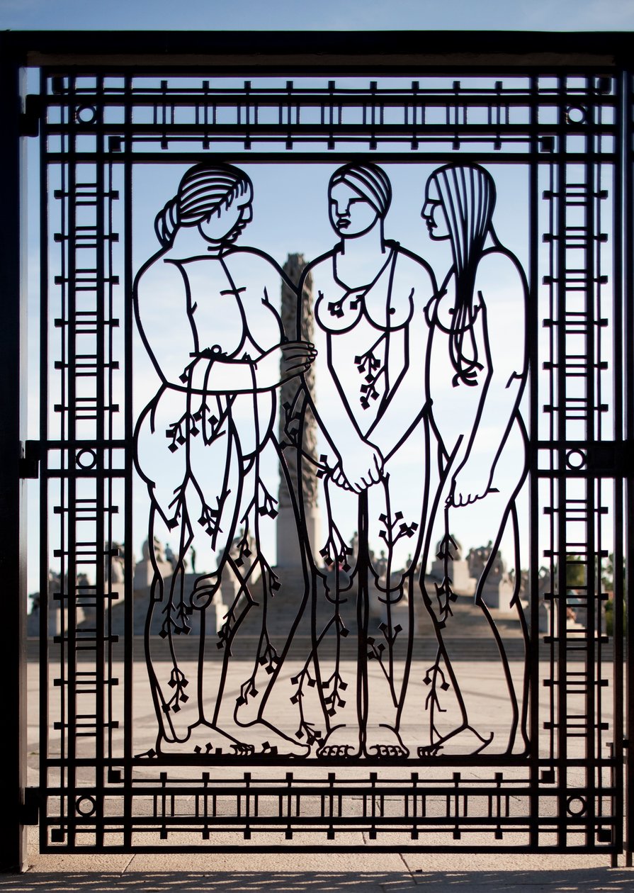 Puerta de Entrada al Parque de Esculturas, tres mujeres (hierro) de Gustav Vigeland