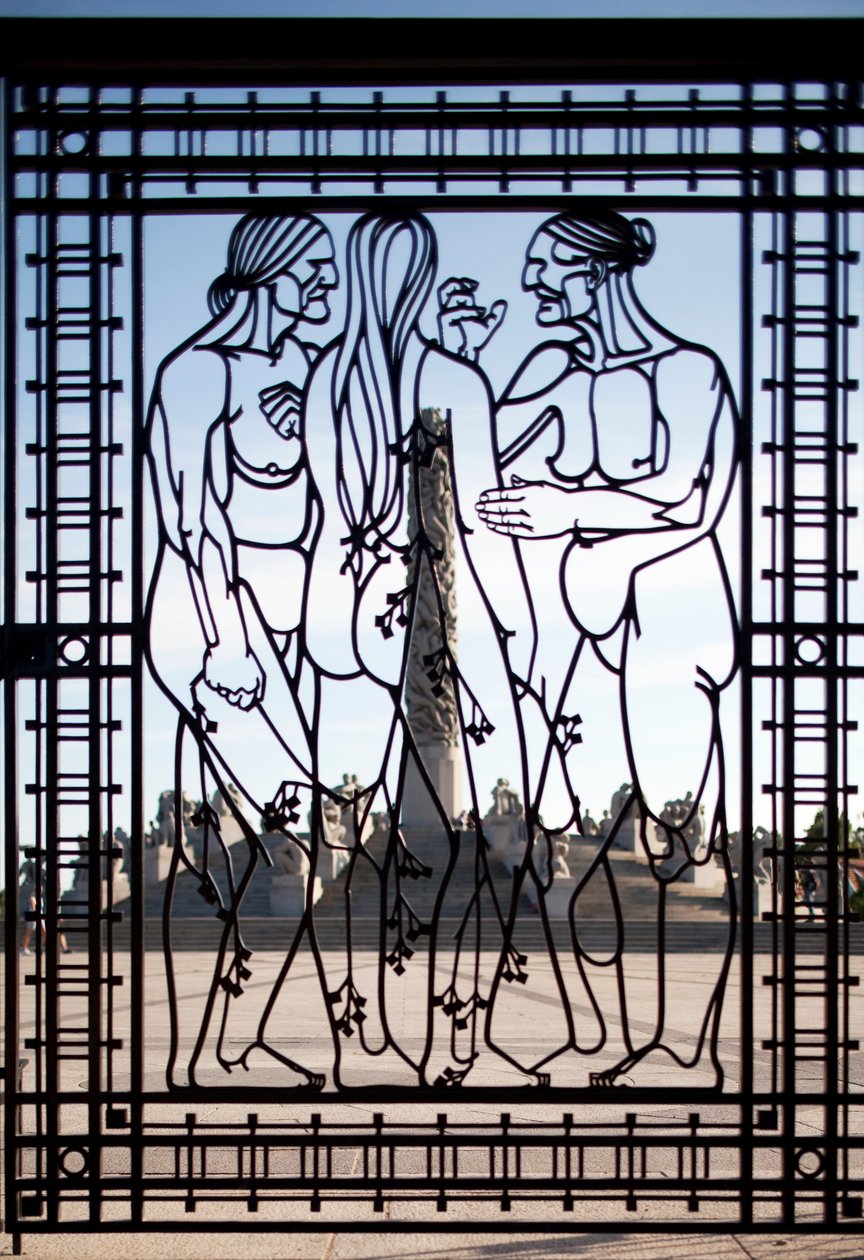 Puerta de entrada al Parque de Esculturas, tres mujeres de Gustav Vigeland
