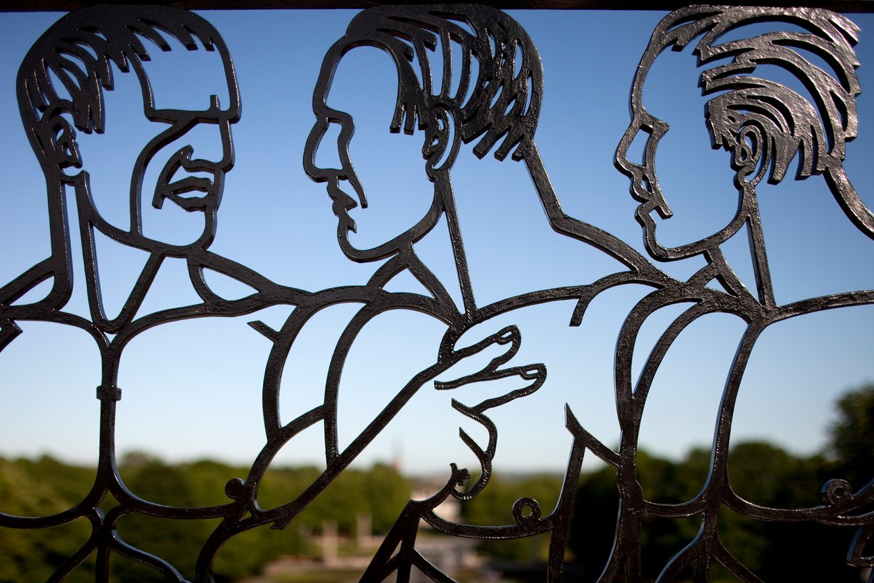 Puerta de entrada al Parque de Esculturas, tres hombres (detalle) de Gustav Vigeland