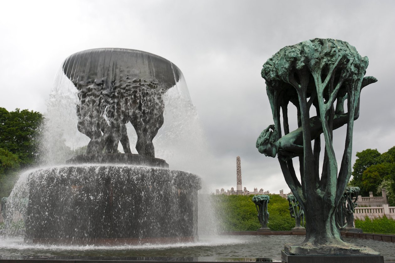 Fuente y escultura "Niña en un Árbol" en el Parque Frogner, Oslo, Noruega de Gustav Vigeland