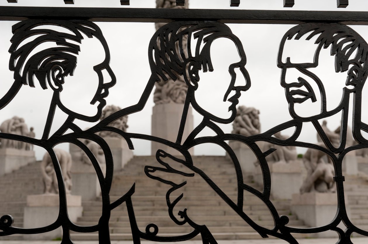 Puertas de hierro forjado de esculturas de hombres desnudos en Frogner Park, Oslo, Noruega de Gustav Vigeland