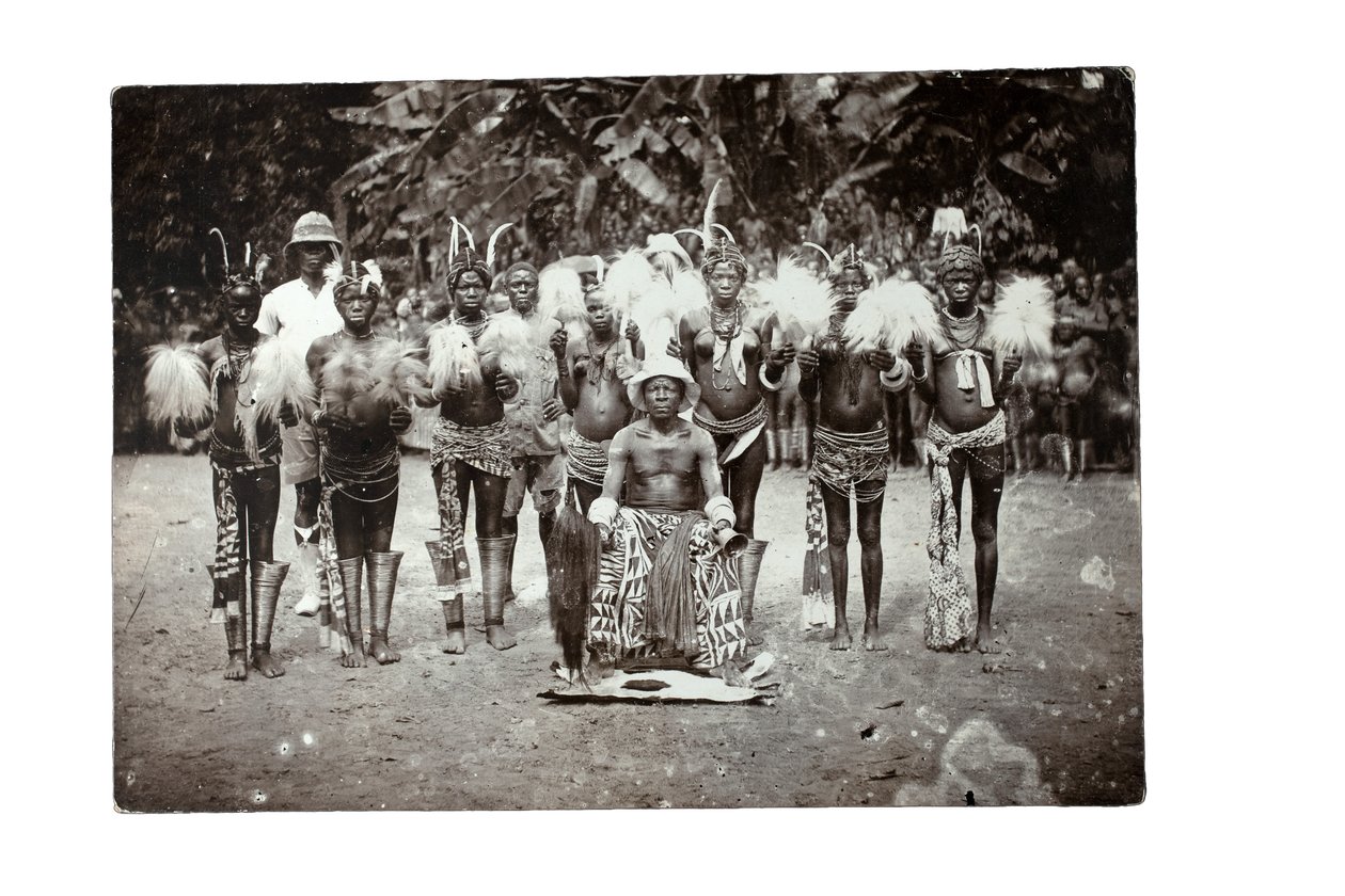 Jefe camerunés con sus mujeres, Camerún, c.1930 de H. S. Freeman