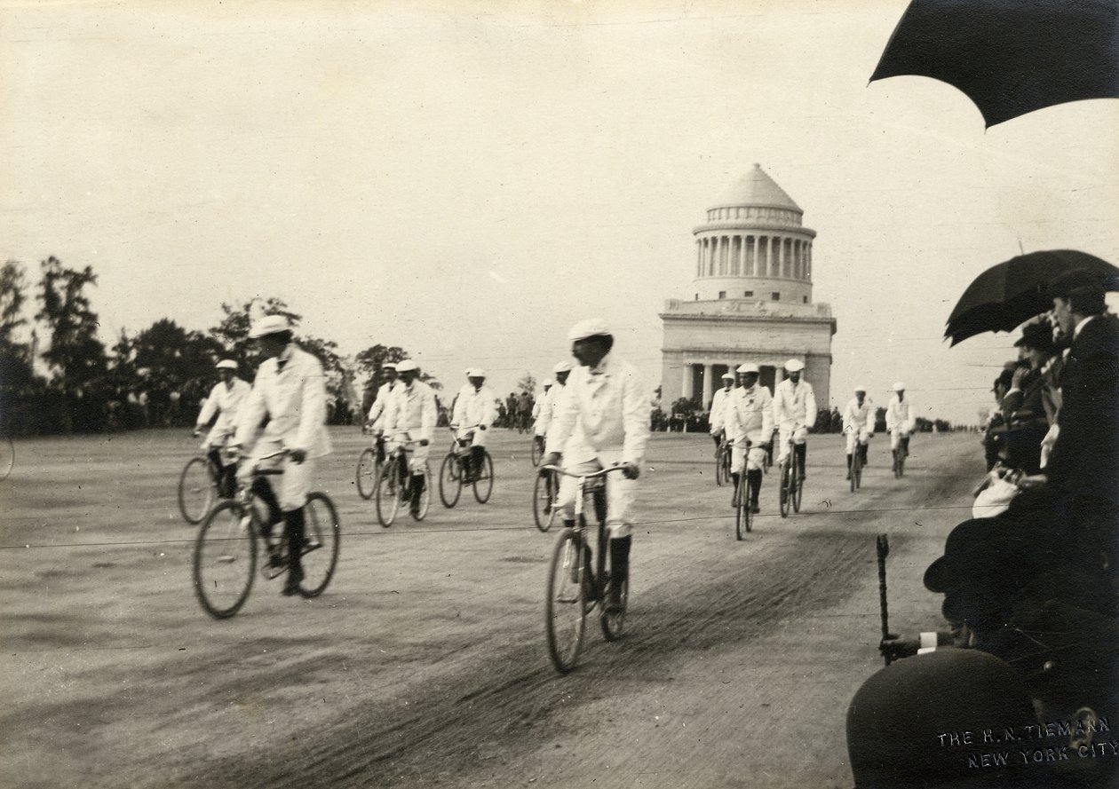 Ciclistas en Riverside Drive, cerca de la tumba de Grant, c.1890s de H.N. Tiemann