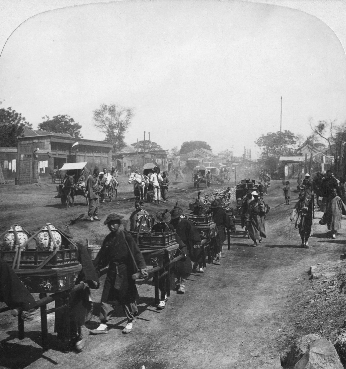 Procesión funeraria china, llevando comida para el espíritu difunto, Pekín, China, 1901 de H. C. White