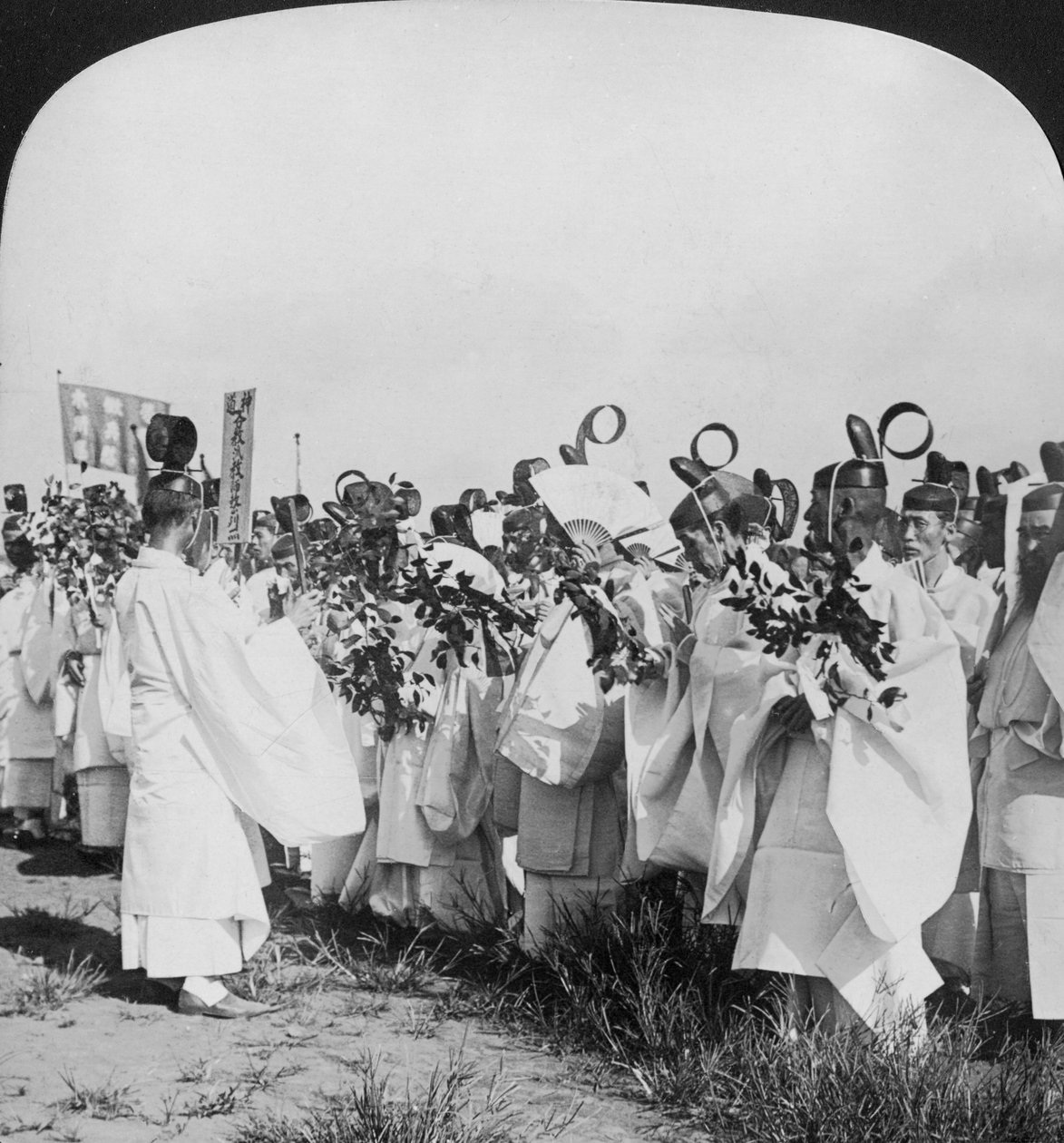 Sacerdotes sintoístas en una procesión fúnebre para las víctimas de Hitachi Maru, Tokio, Japón, 1905 de H. C. White
