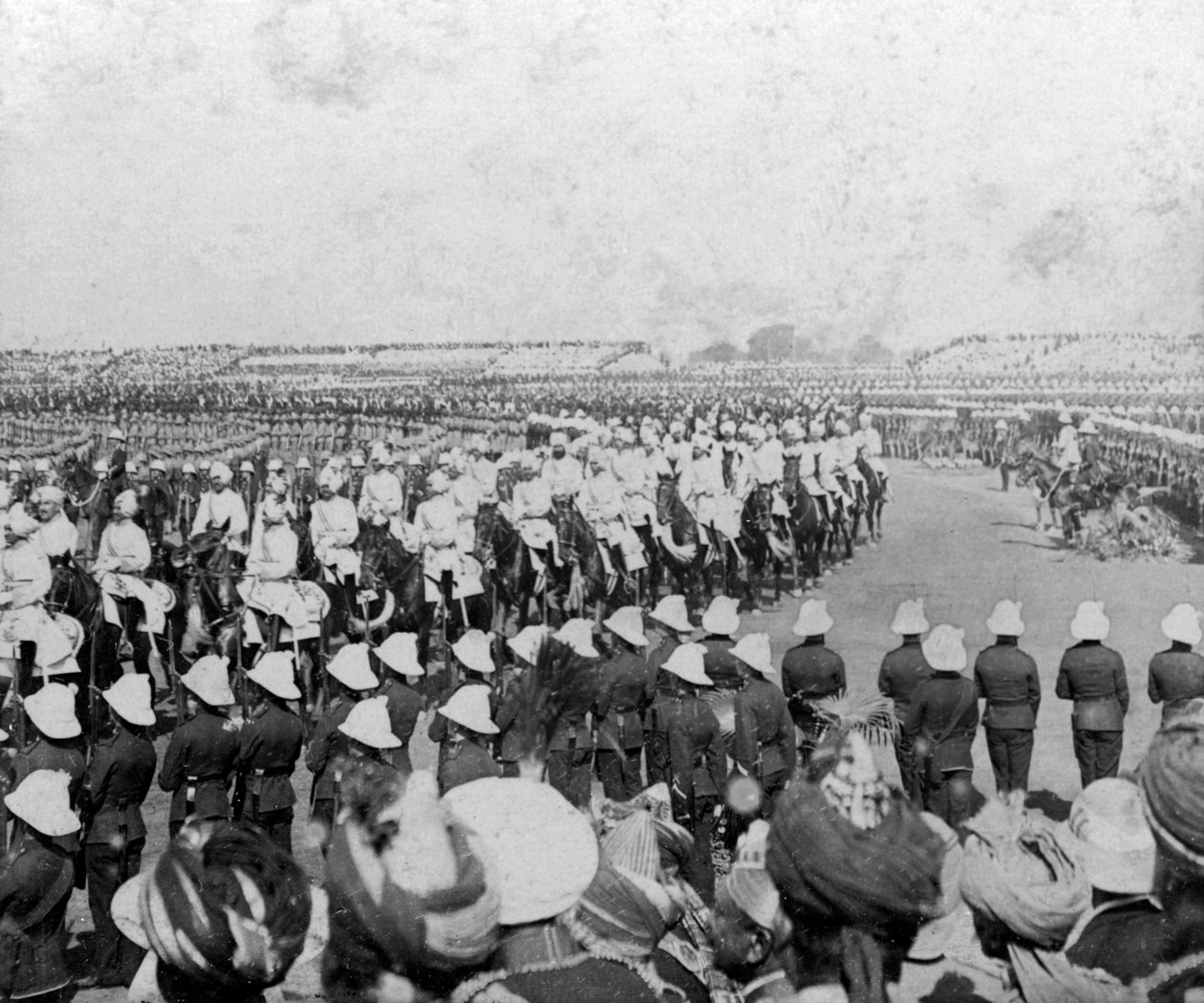 El Cuerpo de Cadetes Imperiales escoltando a sus majestades en la arena del Durbar, Delhi, India, 1903 de H. D. Girdwood